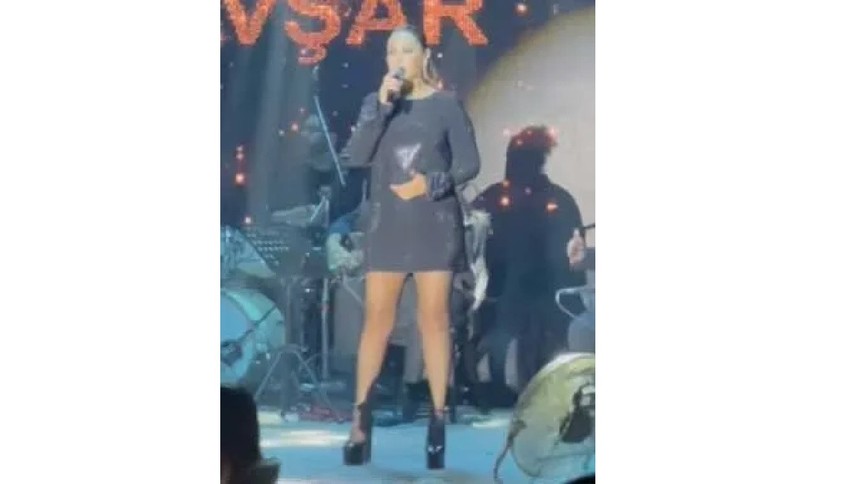 Hülya Avşar'dan yıllara meydan okuyan performans! Sahne kostümü olay oldu...