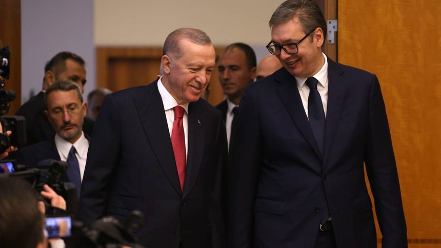 Aleksandar Vucic berberinin bıyığını Cumhurbaşkanı Erdoğan'ın korumasına benzetti