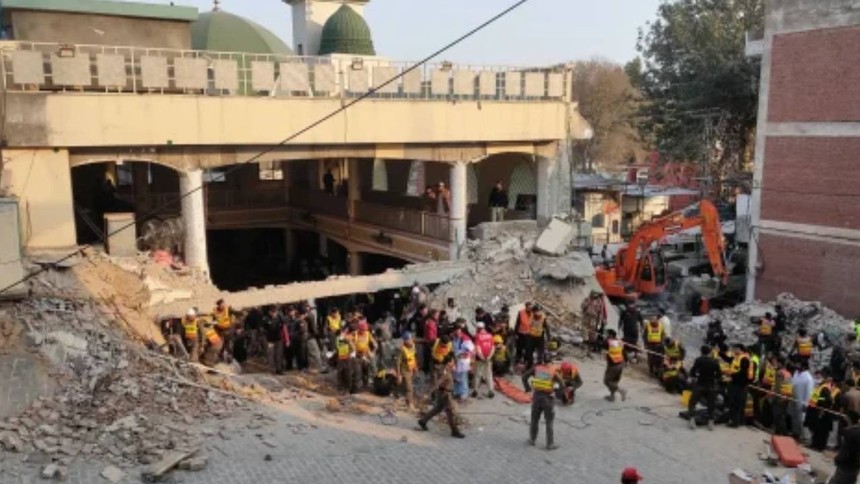 Pakistan'da Cuma namazını kana buladılar, bilanço ağırlaşıyor