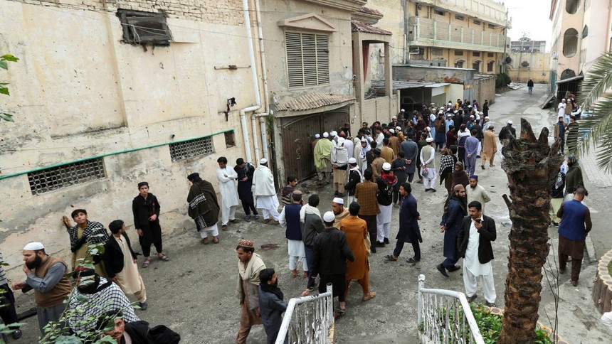 Pakistan'da Cuma namazını kana buladılar, bilanço ağırlaşıyor - Resim : 2