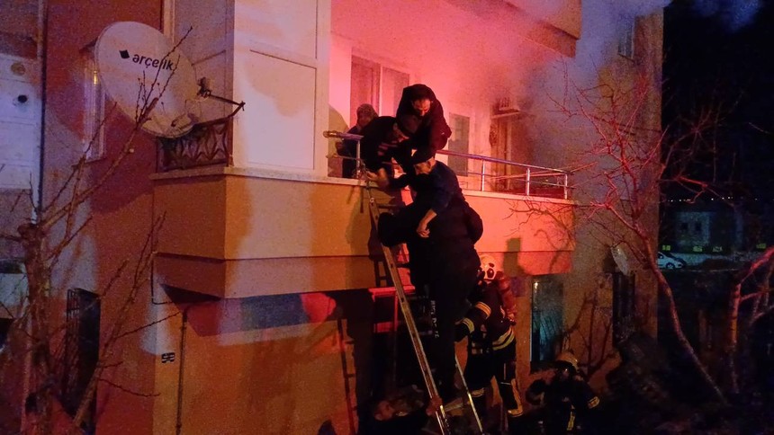 Çorum'da alevlere teslim olan apartman mahallede paniğe sebep oldu