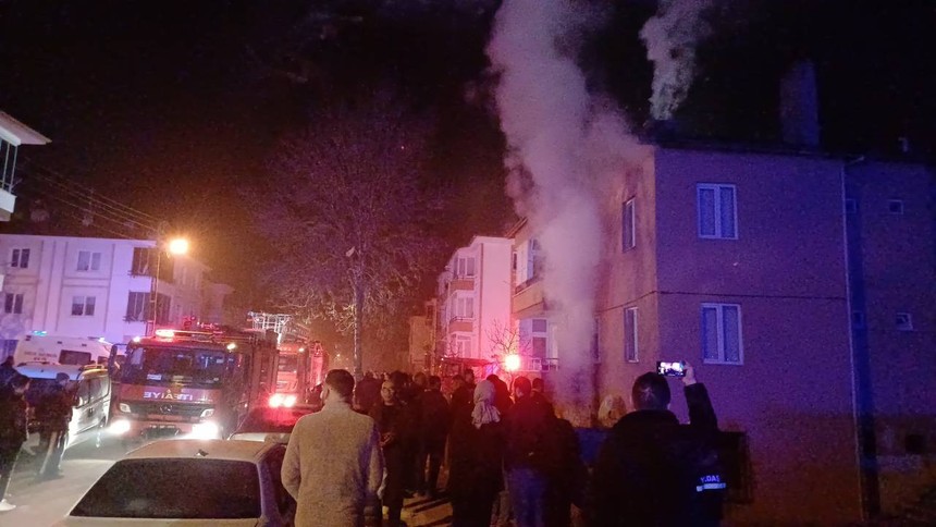 Çorum'da alevlere teslim olan apartman mahallede paniğe sebep oldu - Resim : 2