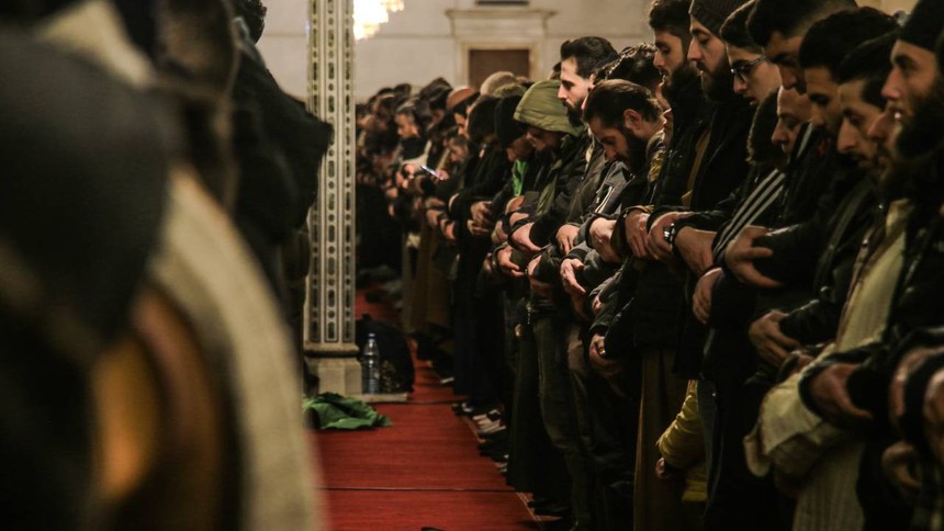 Emevi Camii’nde 50 yıl sonra ilk kez Esad’a dua edilmeden teravih namazı kılındı - Resim : 2