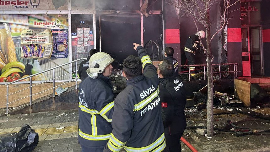 Sivas'ta bir marketler zinciri şubesinde yazar kasa bomba gibi patladı