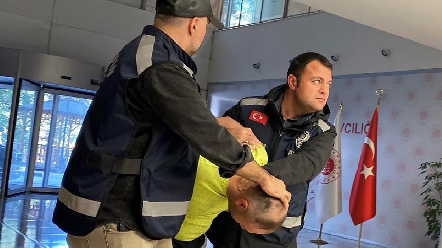 Samsun'da cani adam eski eşinin dedesinin boğazını bıçakla kesti
