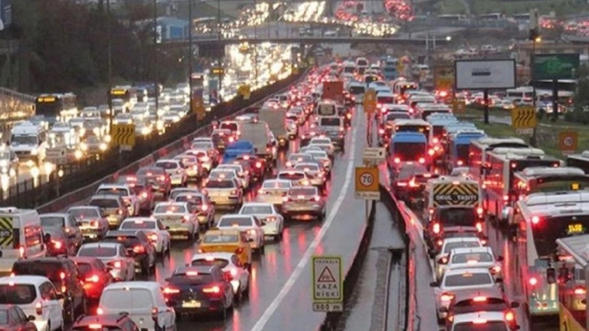 İstanbul'da akşam saatlerinde iftar yoğunluğu yaşanıyor
