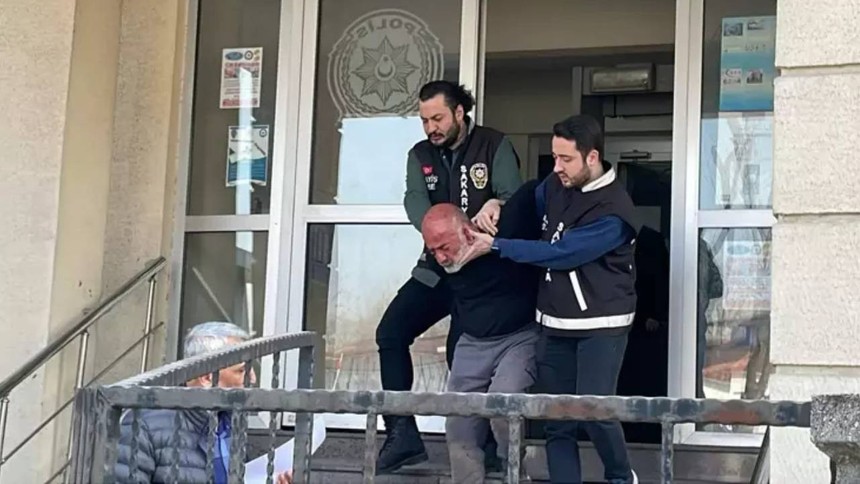 Sakarya'da komşularını öldüren baba oğulun evini ateşe verdiler!