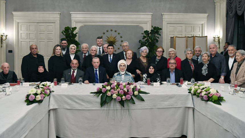 Cumhurbaşkanı Erdoğan'dan eşi Emine Erdoğan'ın yaşlılarla iftarına sürpriz ziyaret