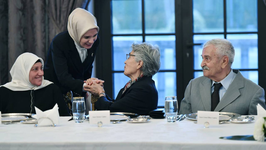 Cumhurbaşkanı Erdoğan'dan eşi Emine Erdoğan'ın yaşlılarla iftarına sürpriz ziyaret - Resim : 3