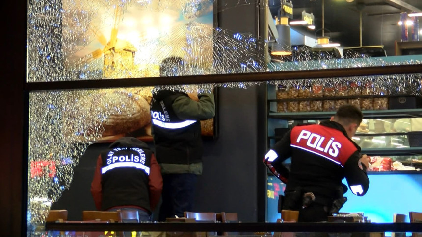 Motosikletli saldırganlar yine sahnede: Ümraniye'de iki pastaneyi taradılar! - Resim : 2