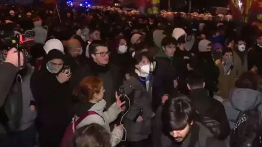 Özel’in çağrısının ardından provokatörler sahaya indi: Polise yanıcı madde ile saldırdılar