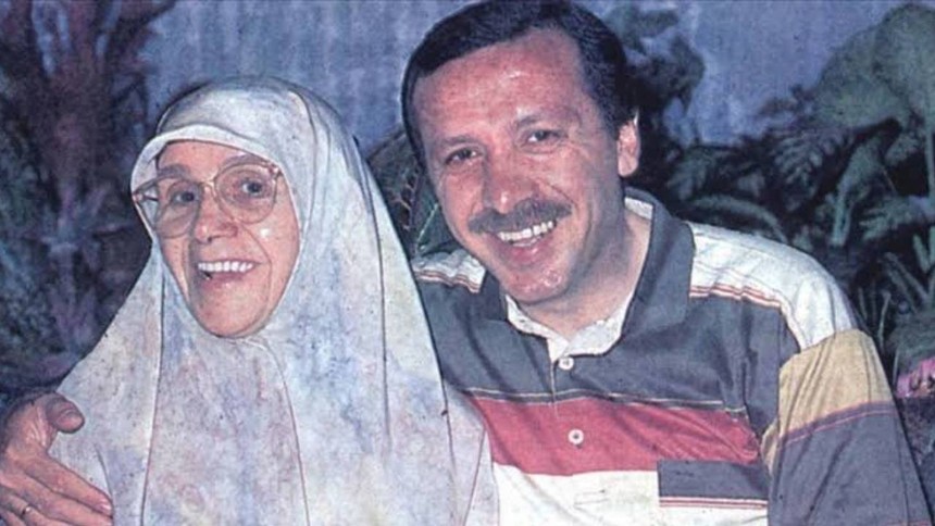 Ömer Çelik'ten ağzı bozuk eylemcilere "Bu haysiyet yoksunlarının davranışı karşılıksız kalmayacaktır" tepkisi