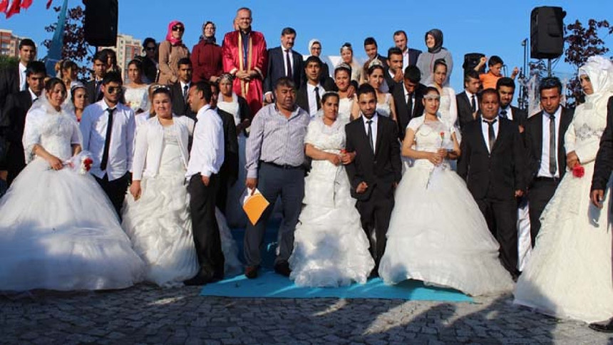 Eğlence doruğa tırmandı! Romanlara toplu düğün: 15 Roman çift nikahlandı...