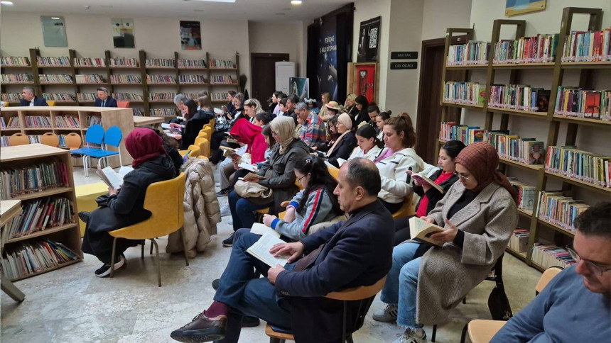 Tekirdağ'da "Kitaplar Canlanıyor: Ailemle Kitap Okuyorum" etkinliği: 100 kişi aynı anda kitap okudu - Resim : 2