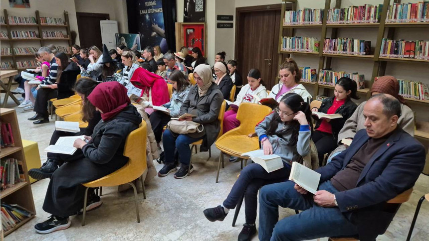 Tekirdağ'da "Kitaplar Canlanıyor: Ailemle Kitap Okuyorum" etkinliği: 100 kişi aynı anda kitap okudu