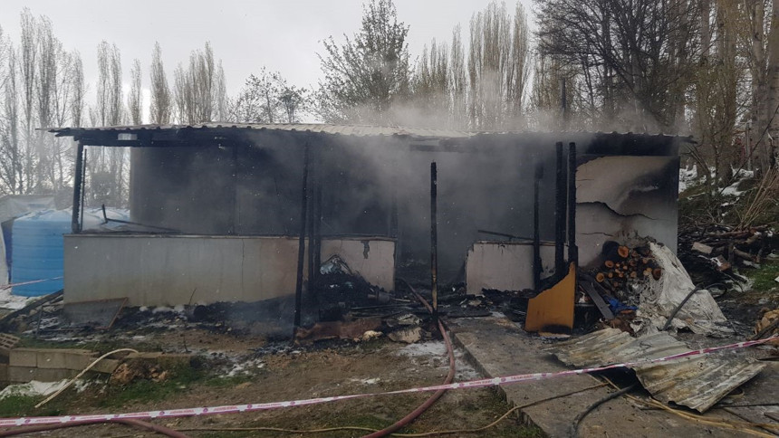 Sakarya'da tavuk çiftliğinde yangın faciası: 1’i kız, 1’i erkek 2 çocuk hayatını kaybetti - Resim : 2