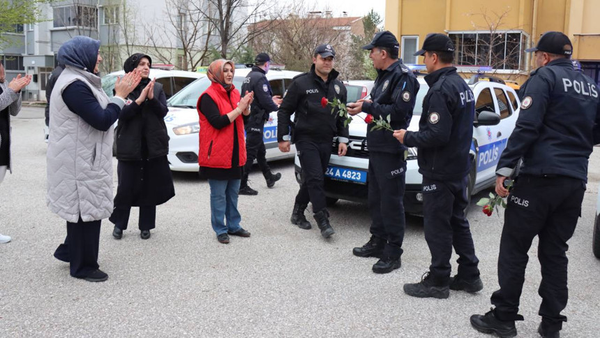 Erzincan’da kavga ihbarına giden polislere börek çörek şoku!