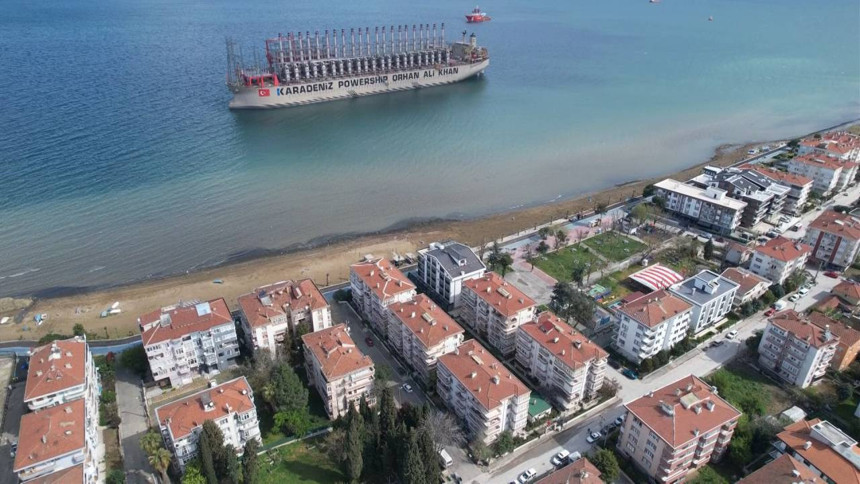 Yalova'da 289 metre uzunluğundaki enerji gemisi karaya oturdu - Resim : 2