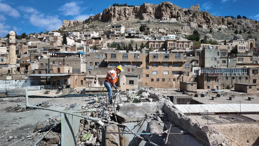 Mardin'de tarihi şehir silüeti bozan yapıların yıkımına başlandı - Resim : 2