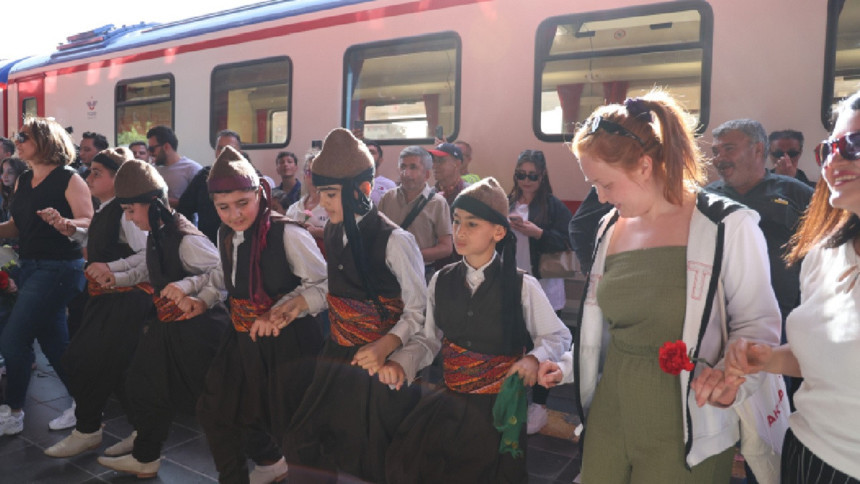 Yeni sezonun ilk seferine çıktı: "Turistik Diyarbakır Ekspresi" Diyarbakır'da coşkuyla karşılandı...
