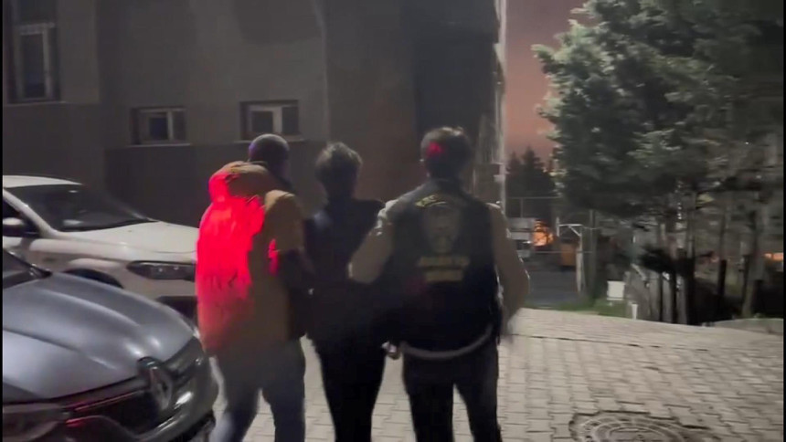 Esenyurt canisi kamerada! 17 yaşındaki genç sevgilisini bıçakladı, sevgilisinin annesini öldürdü - Resim : 3