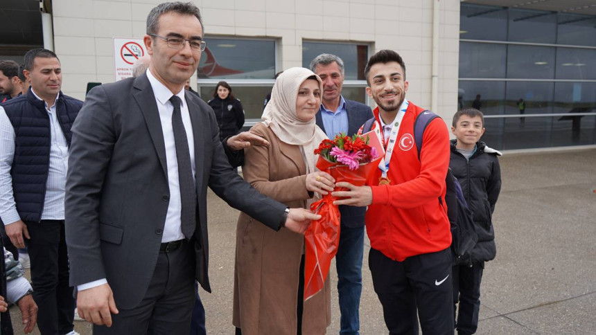 Avrupa şampiyonu halterci Harun Algül, memleketi Şırnak’ta coşkuyla karşılandı - Resim : 2