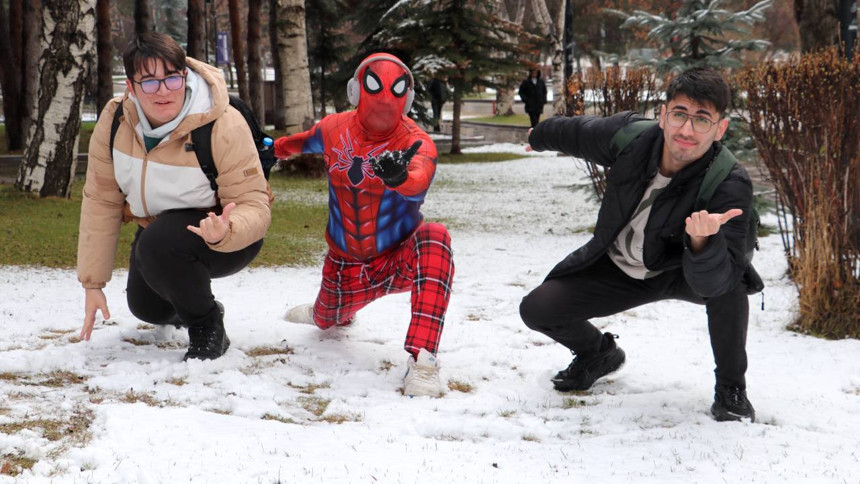 Türkiye'yi gezen İzmirli örümcek adam Erzurum'da