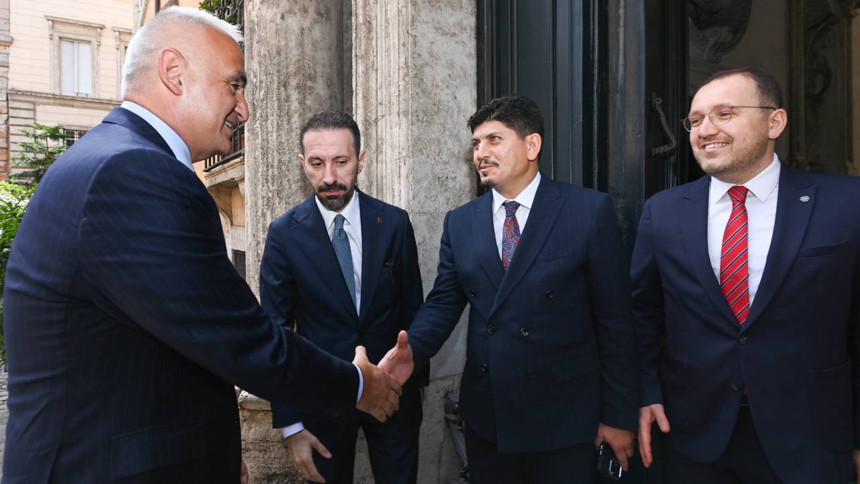 Kültür ve Turizm Bakanı Mehmet Nuri Ersoy Roma'da Albayrak Hüsn-ü Hat Sergisi'nin açılışını yaptı