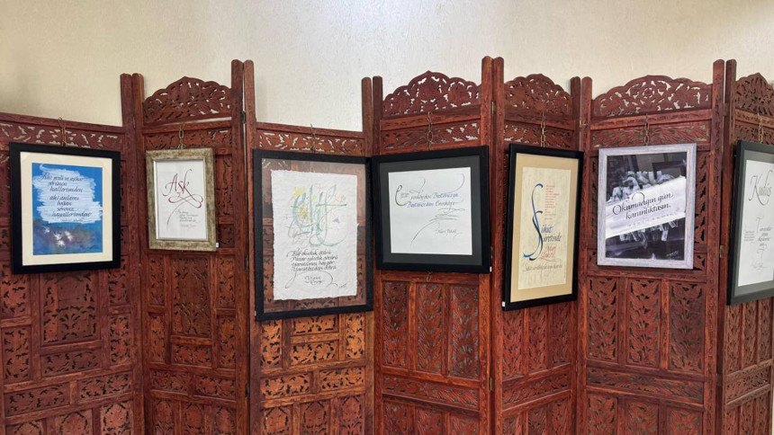 Kaligrafi sanatçısı Sabahattin Nayir, usta şairlerin şiirlerini "Çizgilerin Rüyası" sergisine dönüştürdü - Resim : 2