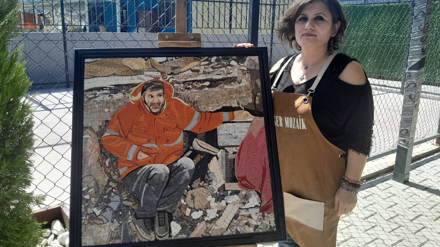Hataylı mozaik ustası Eser Mansuroğlu konteyner atölyesinde depremi tablolarına nakşediyor - Resim : 2