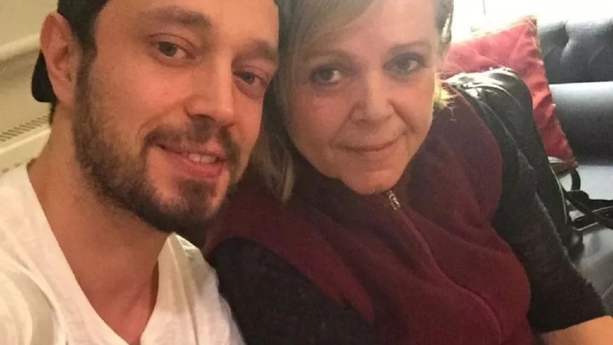 Yakışıklı popçu Murat Boz'dan annesi Nedret Boz'a duygusal doğum günü!