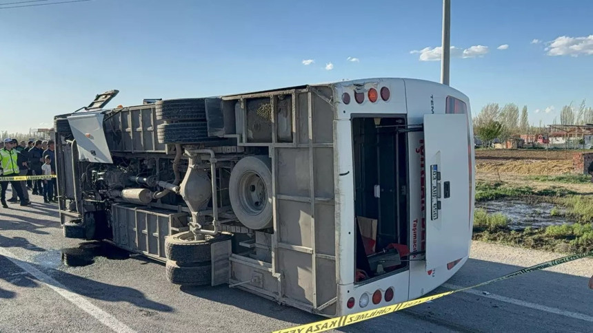 Afyonkarahisar'da midibüs ile otomobil çarpıştı: 12 kişi yaralandı...