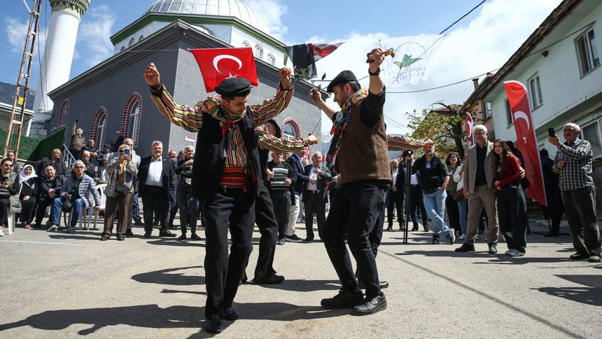Bursa'nın fethinin 699'uncu yıl dönümü... "Osman Gazi'yi Anma ve Bursa'nın Fethi Şenlikleri"nde köy düğünü canlandırıldı
