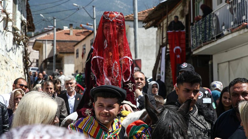 Bursa'nın fethinin 699'uncu yıl dönümü... "Osman Gazi'yi Anma ve Bursa'nın Fethi Şenlikleri"nde köy düğünü canlandırıldı - Resim : 2