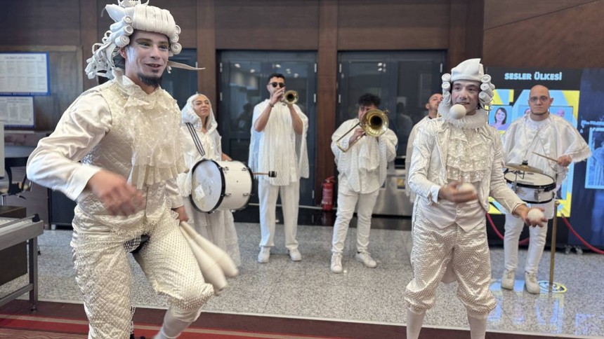 Şehir Tiyatroları'nın bu yıl 39'uncusunu düzenlediği "Çocuk Şenliği" Harbiye Muhsin Ertuğrul Sahnesi'nde başladı
