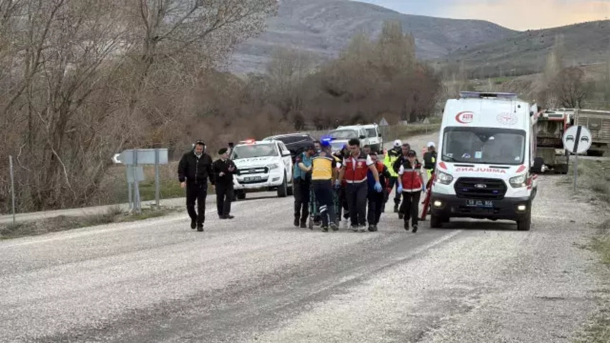 Sivas’ta feci kaza! Öğretmenleri taşıyan minibüs çarpıştı, 1 kişi öldü
