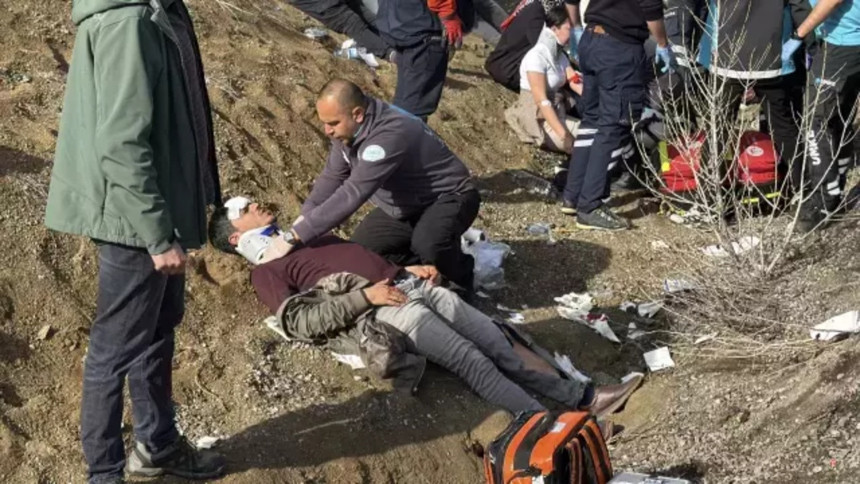 Sivas’ta feci kaza! Öğretmenleri taşıyan minibüs çarpıştı, 1 kişi öldü - Resim : 2