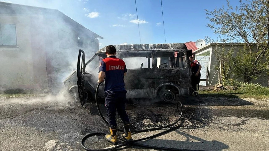 Kastamonu'da seyir halindeki minibüs alevlere teslim oldu