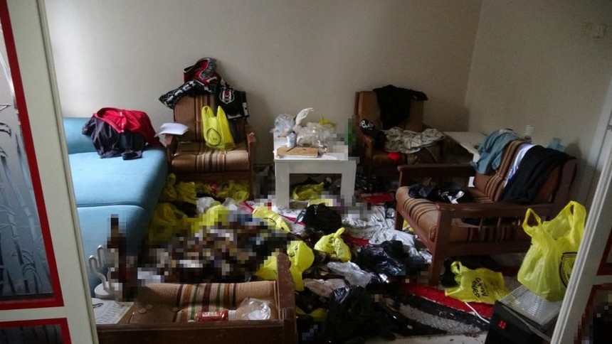 Annesinin cesediyle 2 hafta yaşadı, eve gelen polise "annem uyuyor" dedi