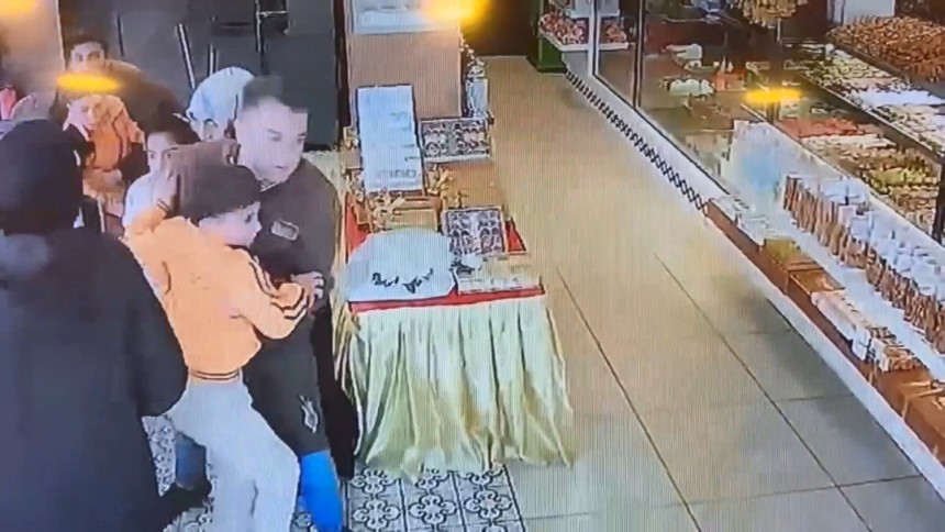 Kahraman garson depremde canını hiçe sayıp, bayılan müşteriyi kurtardı