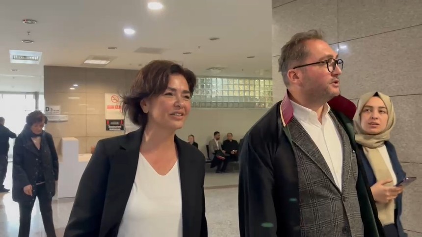 Özlem Gürses TSK'ya hakaret davasında hakim karşısına çıktı, 1 yıl 3 ay ceza yedi