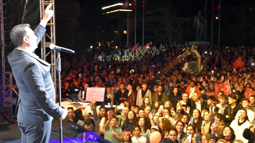 Kırıkkale Rafet El Roman şarkılarıyla coştu
