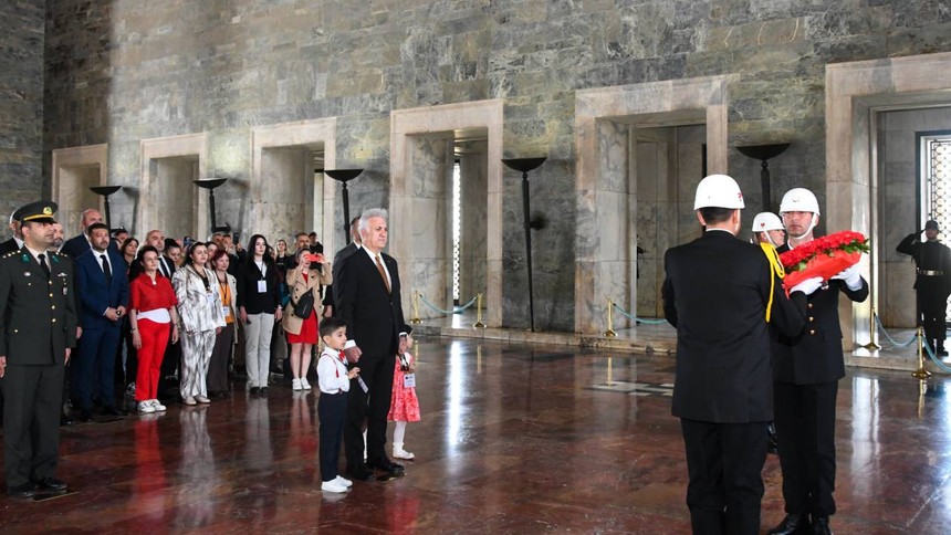 "Küçük Hanımlar ve Küçük Beyler" Tamer Karadağlı'yla birlikte Anıtkabir'i ziyaret etti