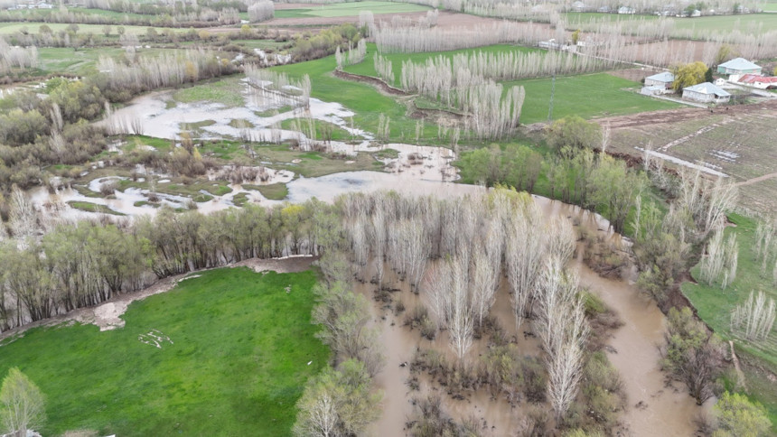 Ağrı’da sel felaketi! Badişan Deresi taştı, tarım arazileri sular altında