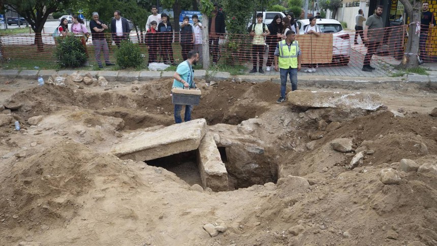 Aydın'da yol yenileme çalışmasında Roma dönemine ait insan kemikleri bulundu