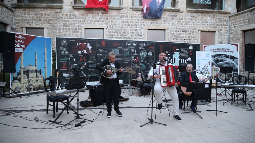 Edirne'de Turizm Haftası; Dr. Evrim Kaşıkçı akordiyon, Yunan müzisyen Nikos Grammatidis de buzuki ile sahne aldı