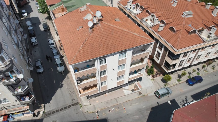 İstanbul'da deprem sonrası Küçükçekmece'de boşaltılan 5 bina havadan görüntülendi - Resim : 2