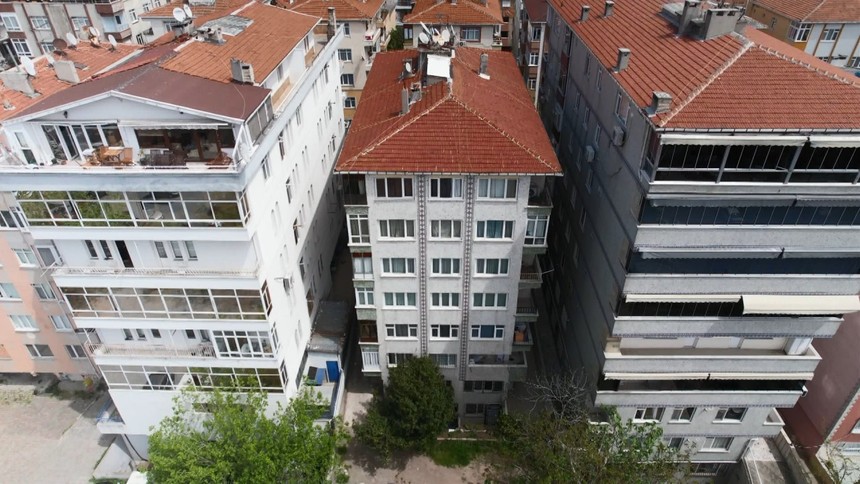 İstanbul'da deprem sonrası Küçükçekmece'de boşaltılan 5 bina havadan görüntülendi