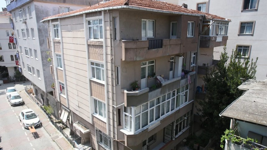 İstanbul'da deprem sonrası Küçükçekmece'de boşaltılan 5 bina havadan görüntülendi - Resim : 3