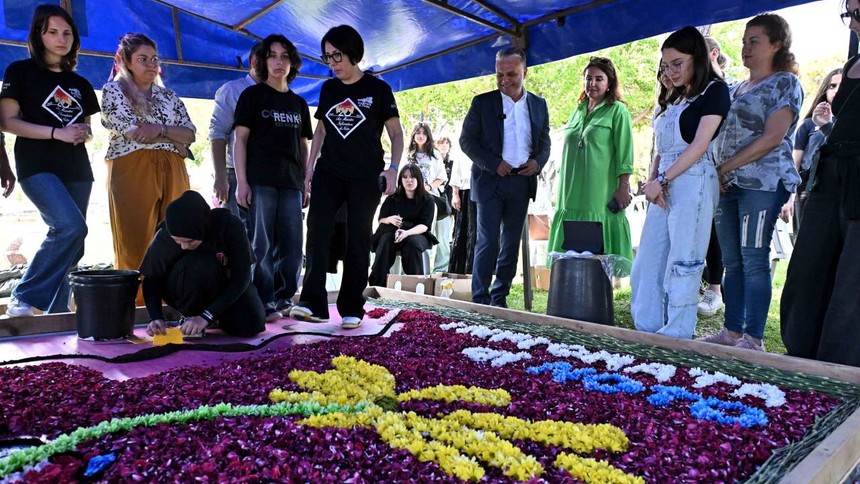 Antalya Çiçek Deseni Günleri: Liseliler en iyi deseni oluşturmak için yarışıyor